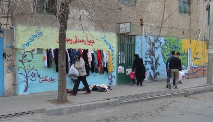 در و دیوار شهر را با نصیحت پر نکنید